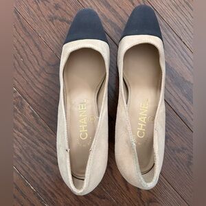 CHANEL Two-Tone Beige and Black Suede Heels